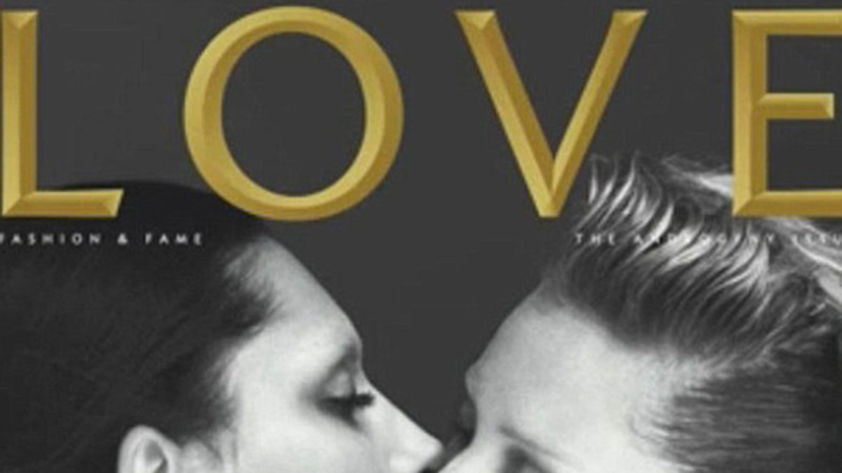 Kate på omslaget till Love, här kyssande den transsexuella modellen Lea T. 