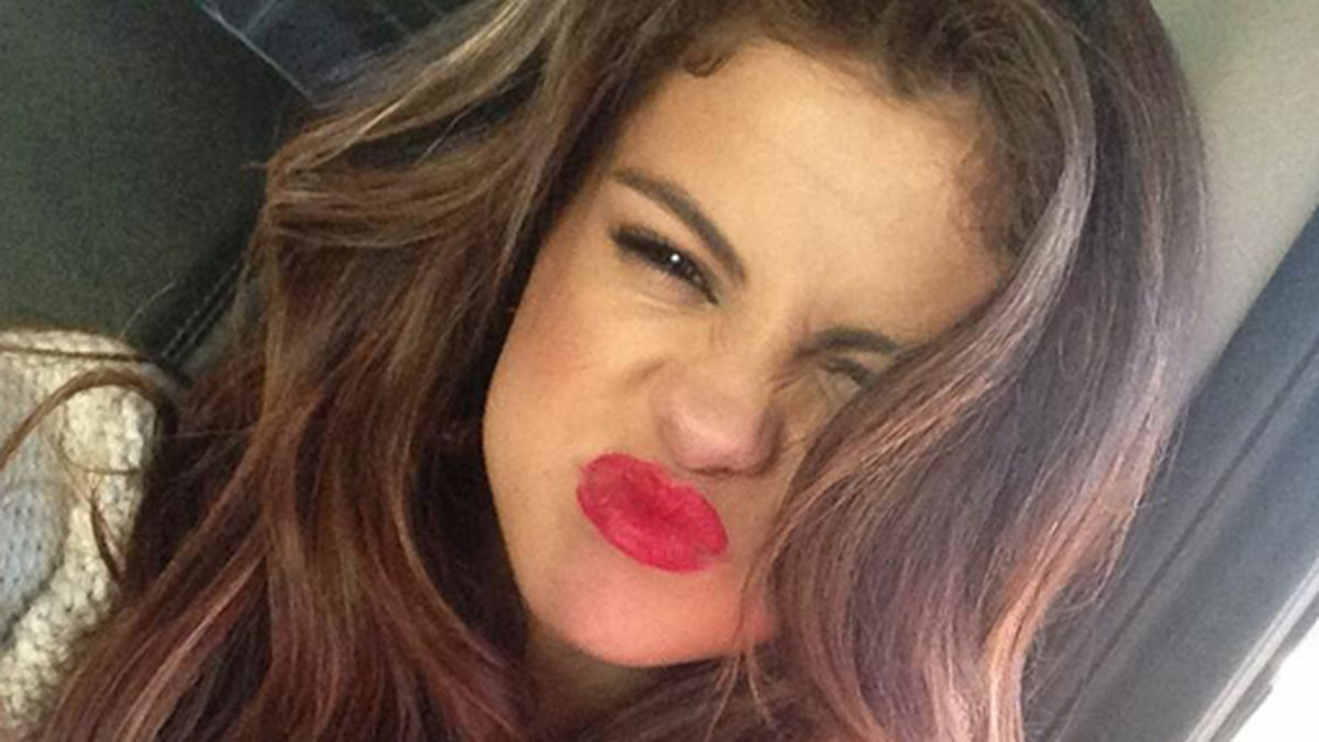 Selena Gomez provar rött läppstift.