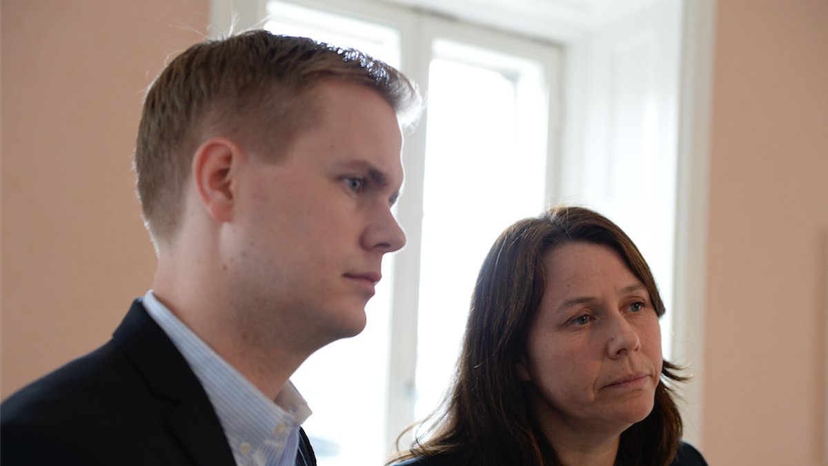 Pernilla Stålhammar, partiets bistånds- och säkerhetspolitiska talesperson, säger att "det finns en klick i partiet som styr med järnhand".