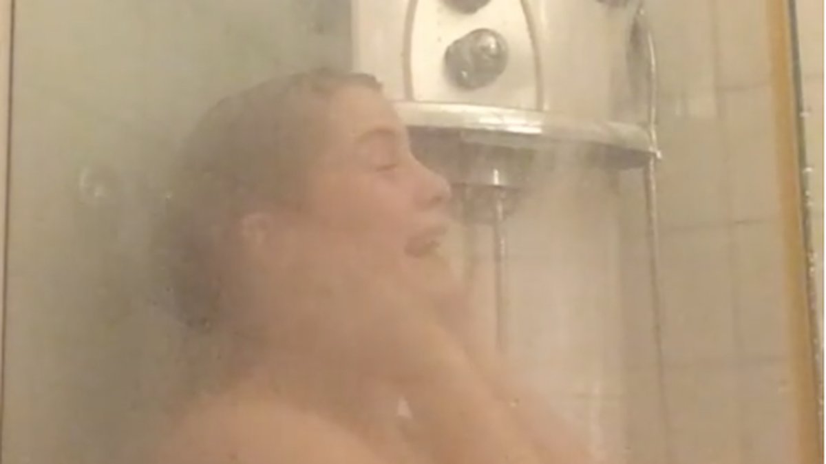 Här bjuder skådespelerskan på skönsång i duschen.