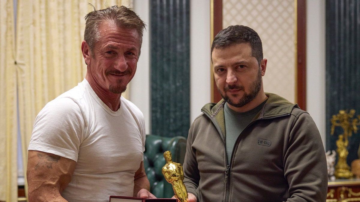Sean Penn lånar ut sin Oscarsstatyett till Volodymyr Zelenskyj.