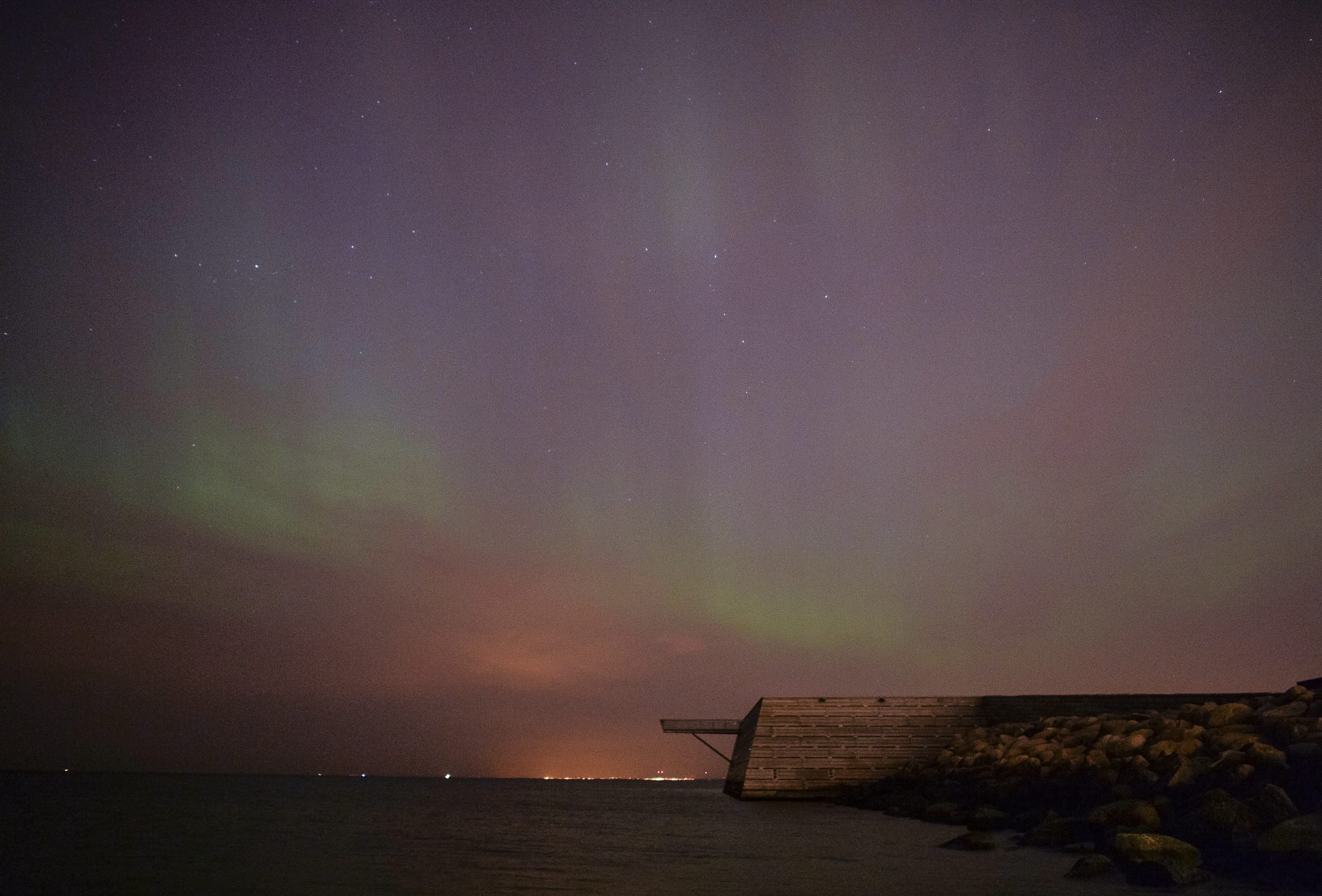 Norrsken över Öresund vid Scaniaparken i Malmö en stund efter midnatt natten till onsdagen. Norrsken över Öresund vid Scaniaparken i Malmö en stund efter midnatt natten till onsdagen.