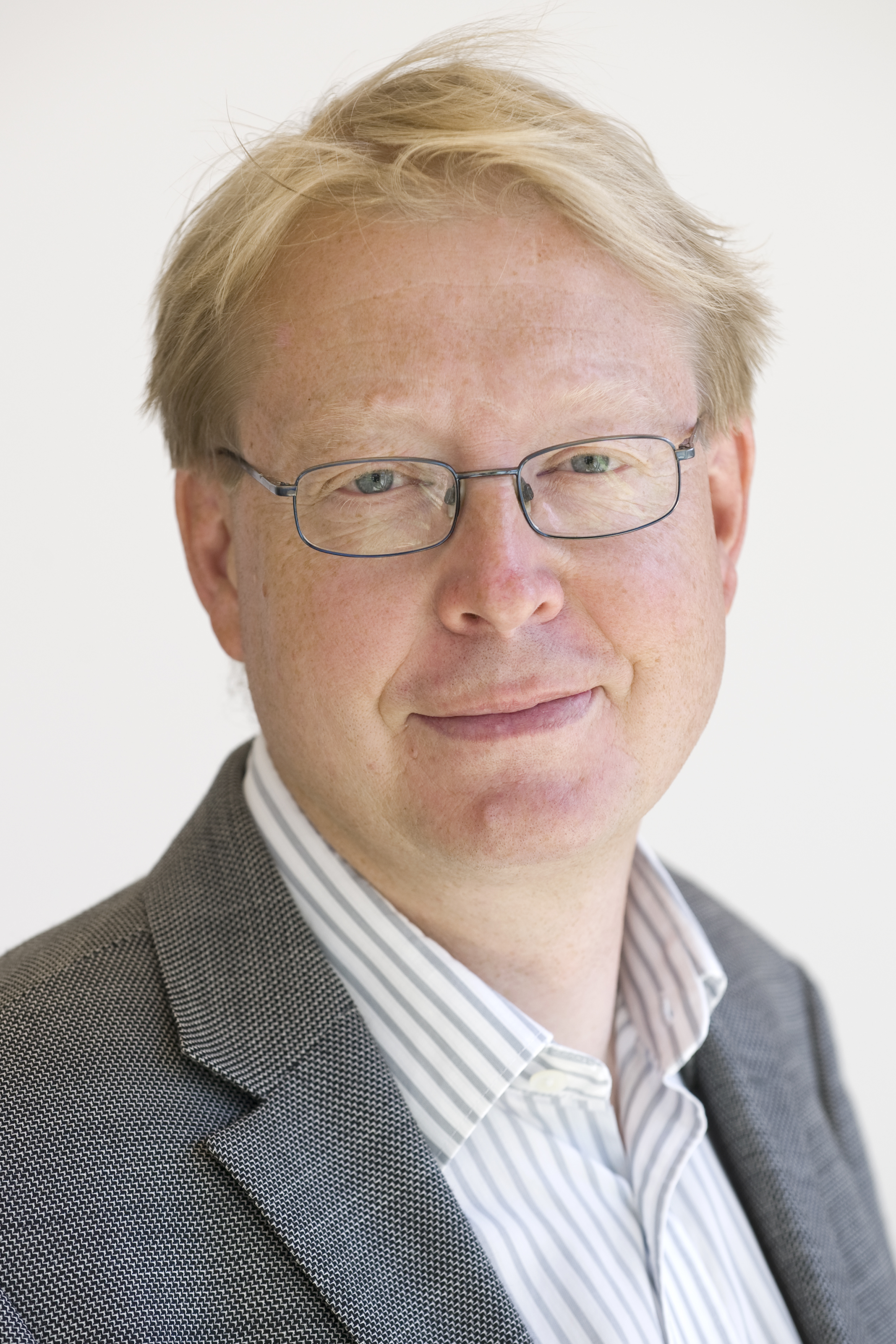 År 2001 efterträddes däremot Hjörne av nuvarande chefredaktören Jonathan Falck.