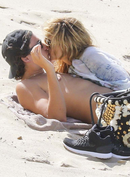 Heidi hånglar med pojkvännen Vito Schnabel. Heidi hånglar med pojkvännen Vito Schnabel.