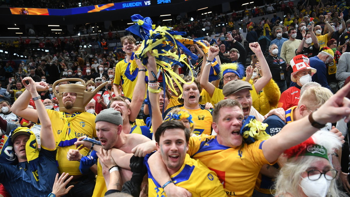 Svenska supportrar som en blågul fläck i arenan när Sverige tog EM-guld i Budapest i januari. I VM på hemmaplan hoppas svensk handboll få spela avgörande matcher med massor av blågult på läktarna.