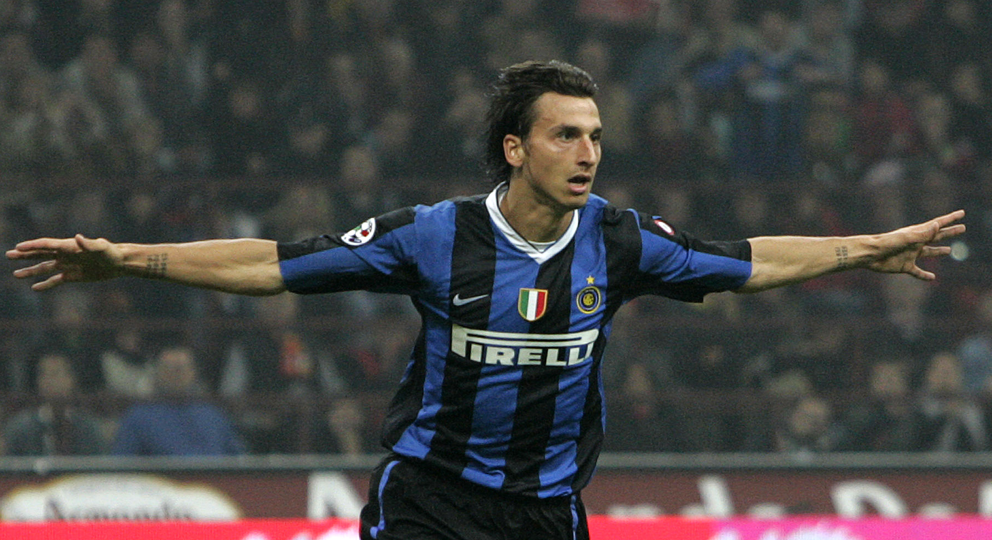 I seriedebuten för Inter gör han mål mot Fiorentina. Under säsongen 2006/2007 blir han italiensk mästare med Inter och vinner Inters interna skytteliga på 15 mål.