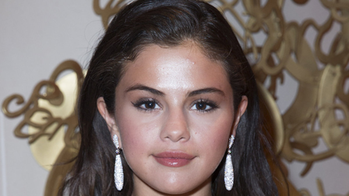 Selena Gomez fick roa sig på egen hand under modeveckan i Paris.