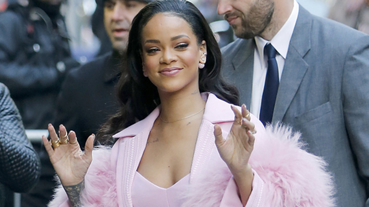 Woooow! Rihanna är snyggare än någonsin i rosa. 