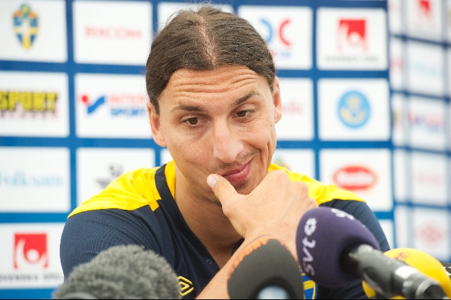 Tidigare på söndagen sa lagkapten Zlatan Ibrahimovic att han vill att "Chippen", Olof Mellberg och Daniel Majstorovic fortsätter spela för Sverige.