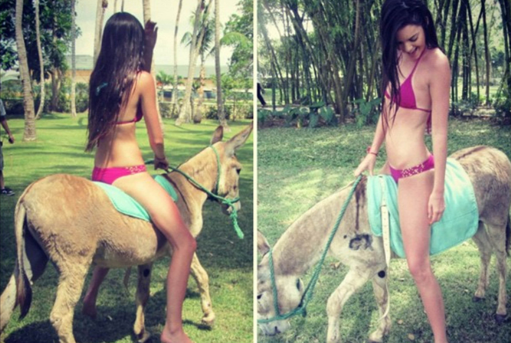 Kendall Jenner rider på en åsna. Kendall Jenner rider på en åsna.