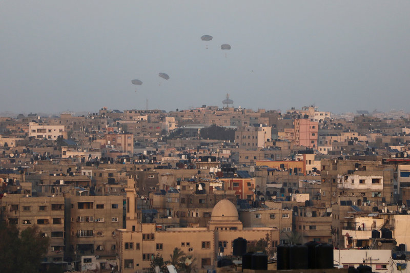 Hjälpleveranser från USA släpps från ett plan över Gaza. Arkivbild från i början på mars 2024.