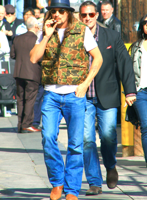 Kid Rock har aldrig varit den goda smakens fanbärare, men den här kamodunvästen och plasthatten är oförlåtlig. Kid Rock har aldrig varit den goda smakens fanbärare, men den här kamodunvästen och plasthatten är oförlåtlig.