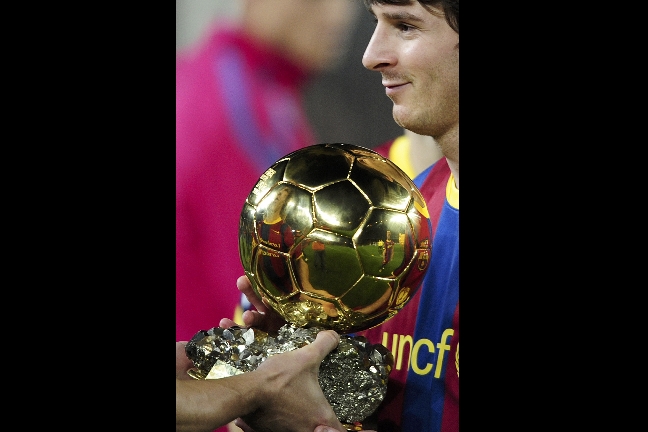 Lionel Messi vann guldbollen i början av året. Han har varit näst intill omänskligt bra för mästarlaget. Lionel Messi vann guldbollen i början av året. Han har varit näst intill omänskligt bra för mästarlaget.
