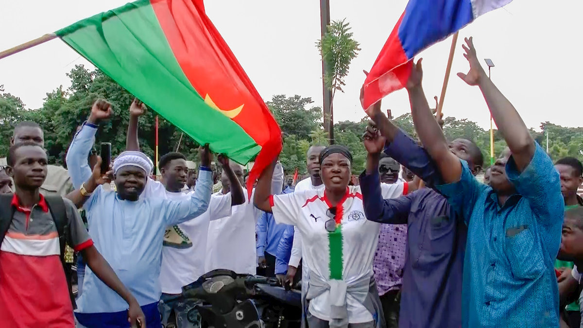Demonstranter med Burkina Fasos och Rysslands flagga i huvudstaden Ouagadougou i fredags.