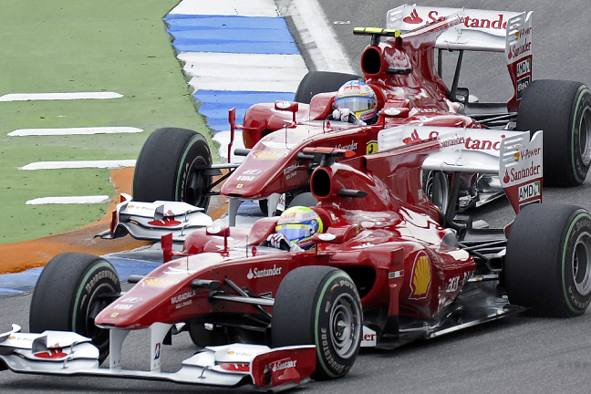 Här ser man när Fernando Alonso tillåts åka förbi Felipe Massa.