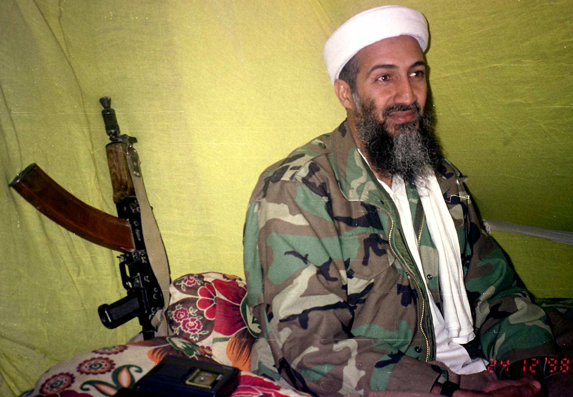 Usama bin Laden med vapen. Men i Abbottabad ska han ha varit obeväpnad.