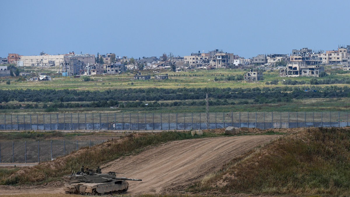 Nästan all israelisk militär befinner sig nu på sin sida stängslet. Här en stridsvagn vid gränsen på måndagen.