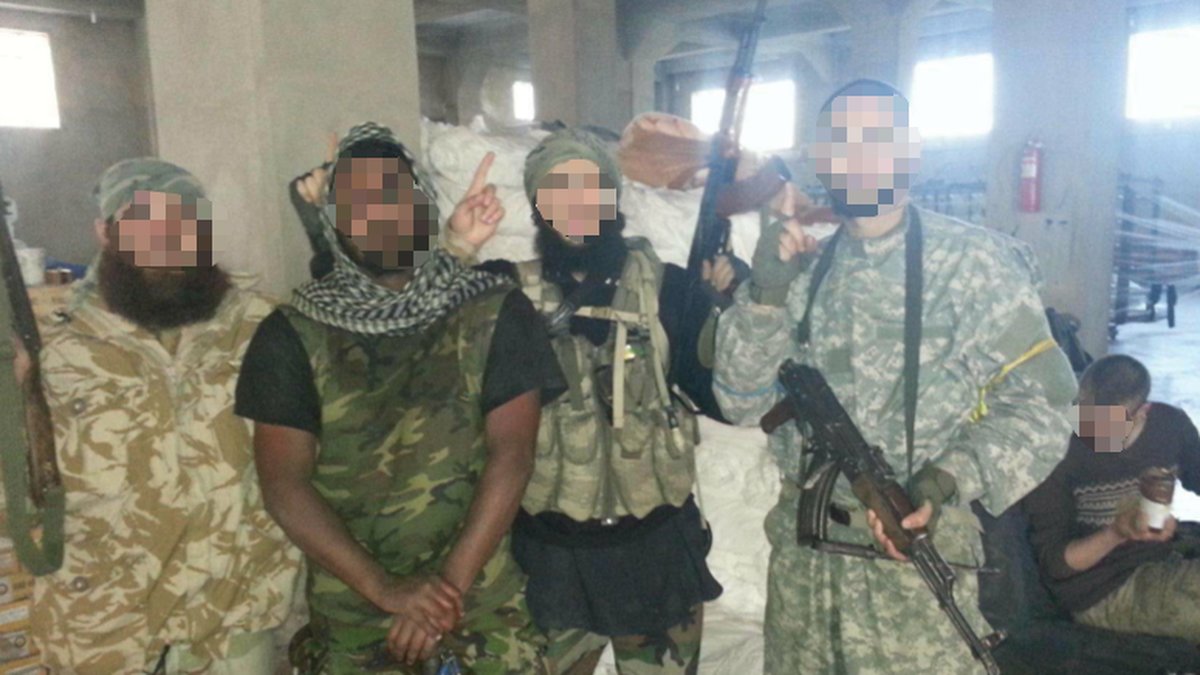 30-åringen tillsammans med IS-krigare. 