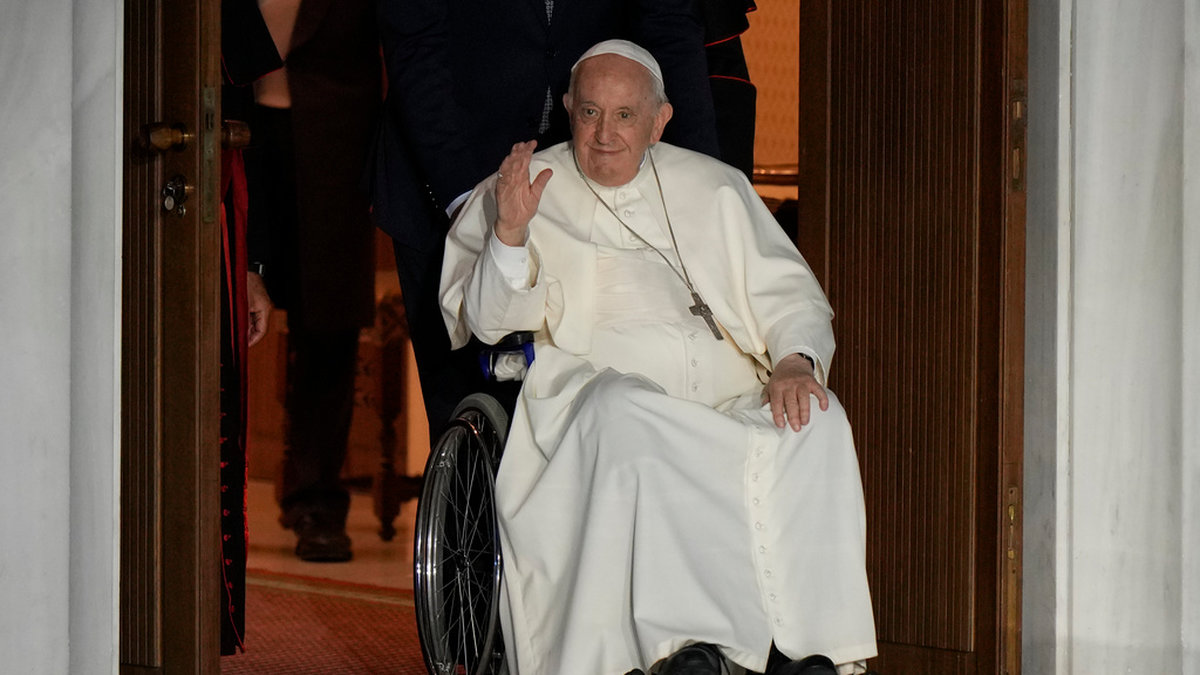 Påve Franciskus i rullstol på grund av smärta i i ett knä. På torsdagen meddelade Vatikanen att påven kommer som planerat att resa till Kanada senare i sommar. Arkivbild.