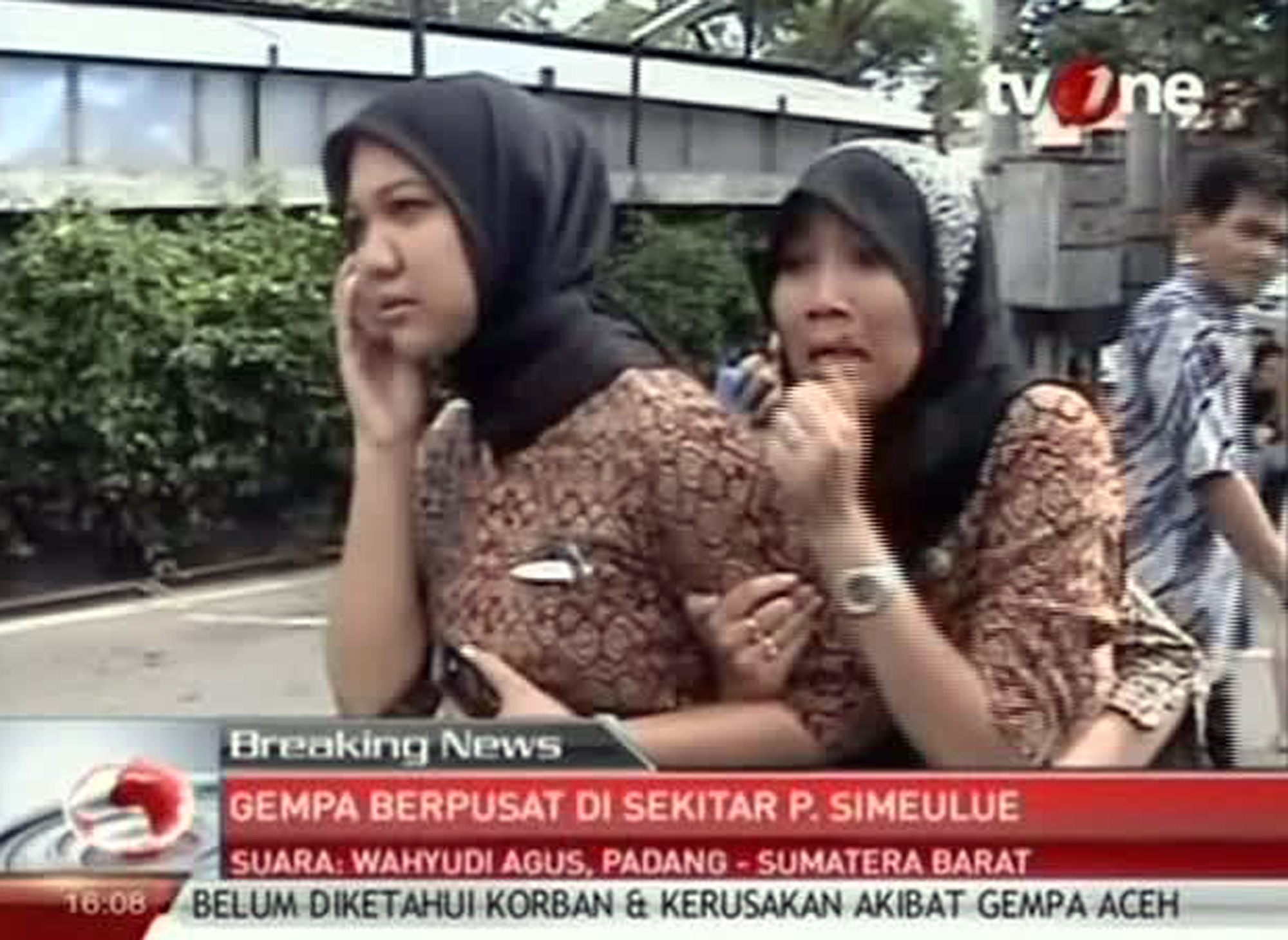 Chockade indonesiska kvinnor efter beskedet om tsunamivarningen.
