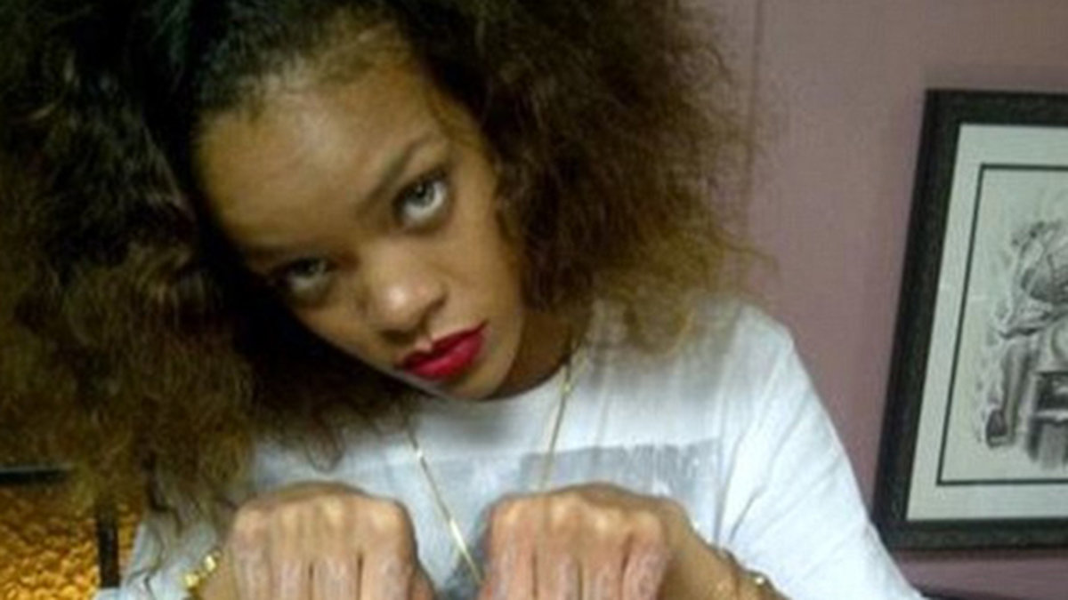 På knogarna har Rihanna tatuerat THUG LIFE i vitt som en hyllning till Tupac.