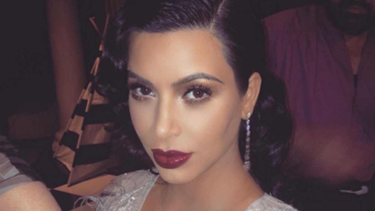 Kim Kardashian får klädhjälp på en Gatsby-fest. 