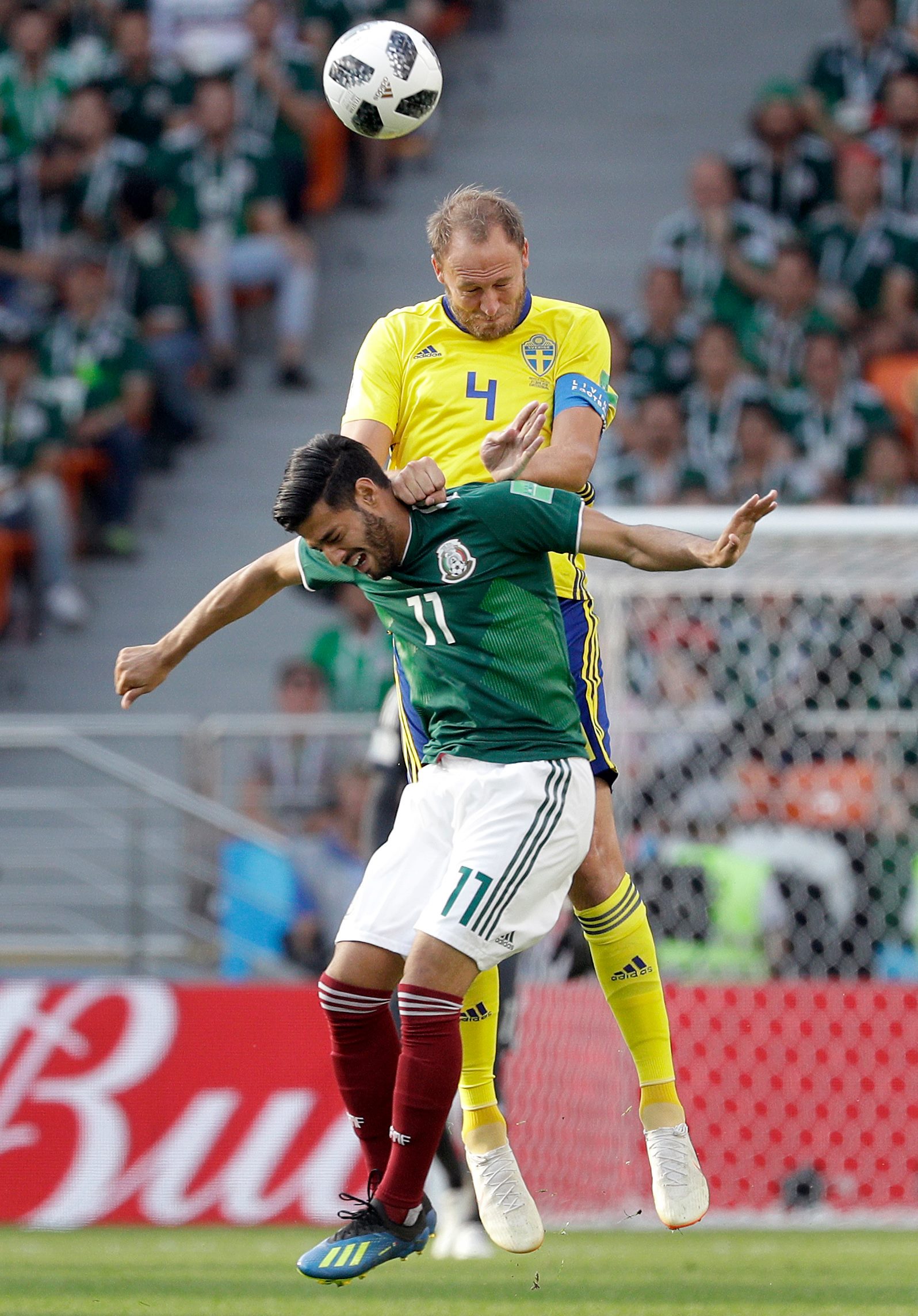 Andreas Granqvist i duell med en motståndare från Mexiko. Andreas Granqvist i duell med en motståndare från Mexiko.