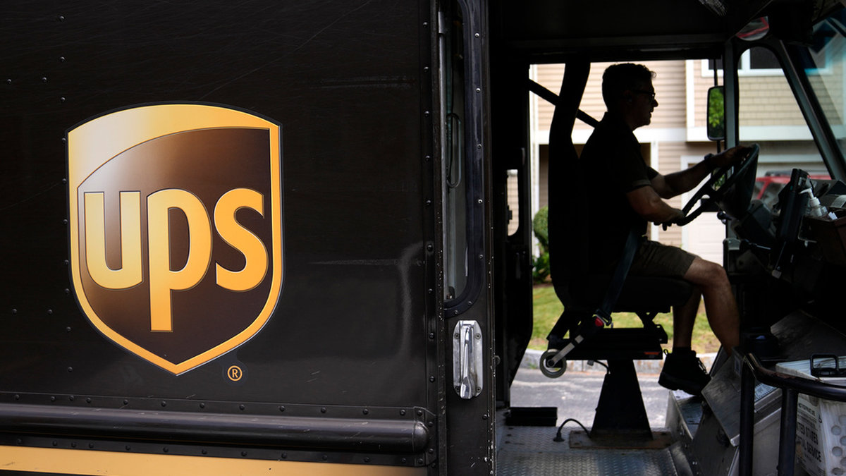 UPS upplever sjunkande paketvolymer och måste spara. Arkivbild.