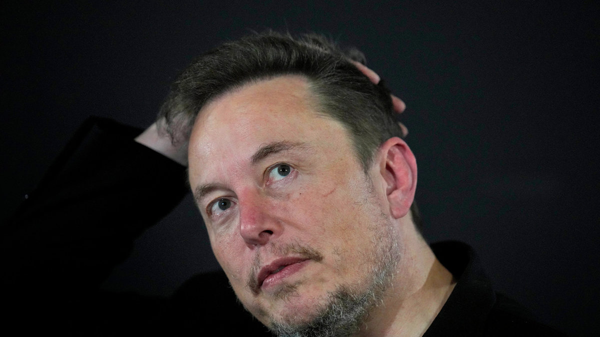 Elon Musks har gått ut på X och sagt att den första människan har fått ett chip inopererat. Arkivbild.