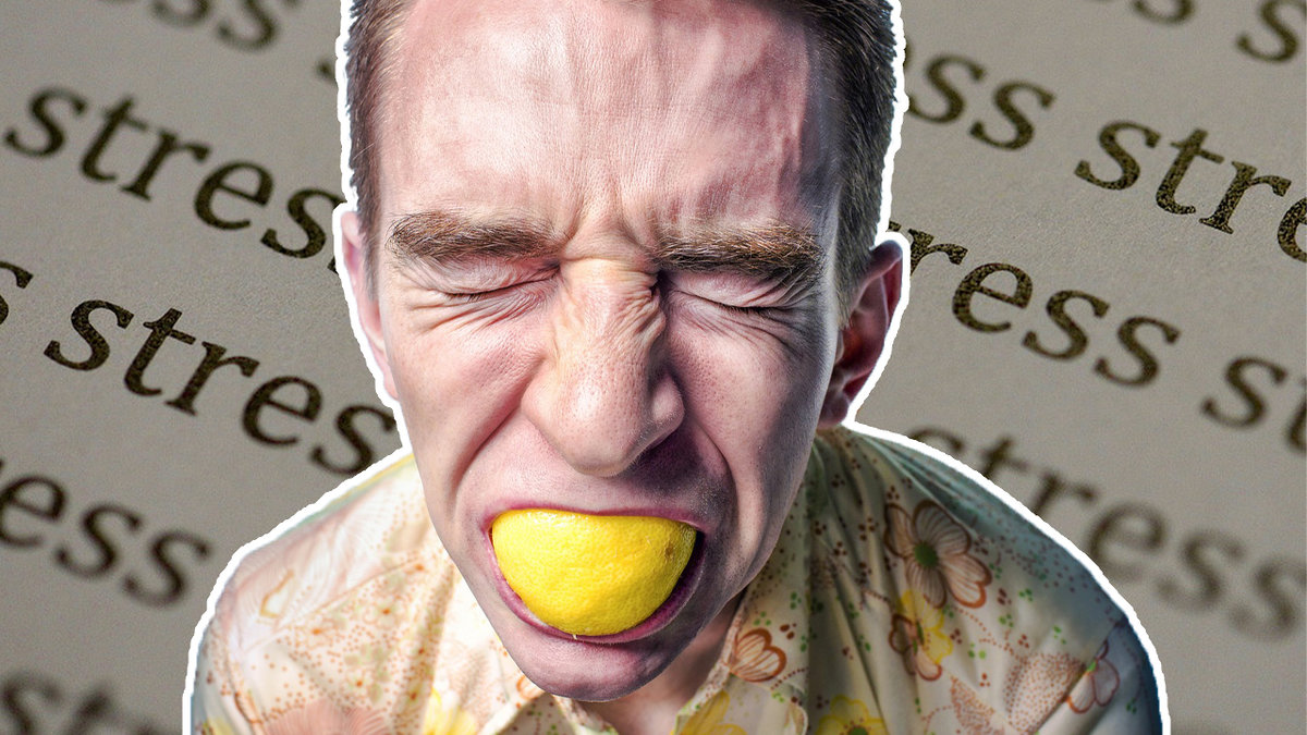 man biter i en citron, stress