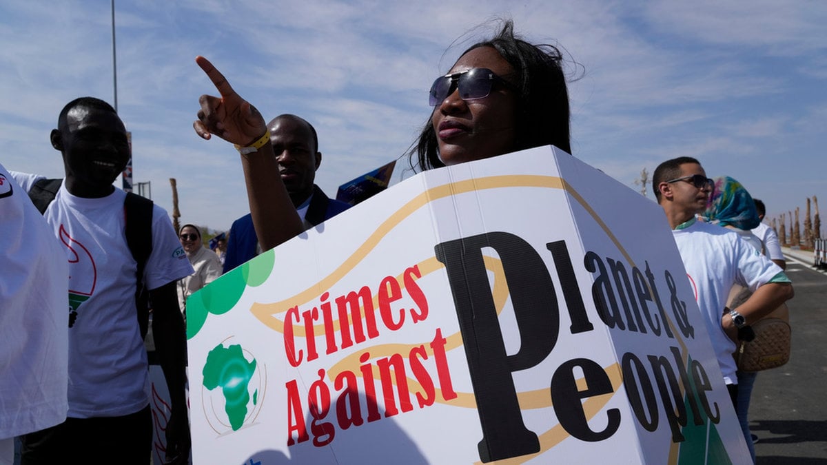 Demonstranter uppmanar till klimatåtgärder på den hårt drabbade afrikanska kontinenten inför FN:s klimattoppmöte COP27 i Egypten.