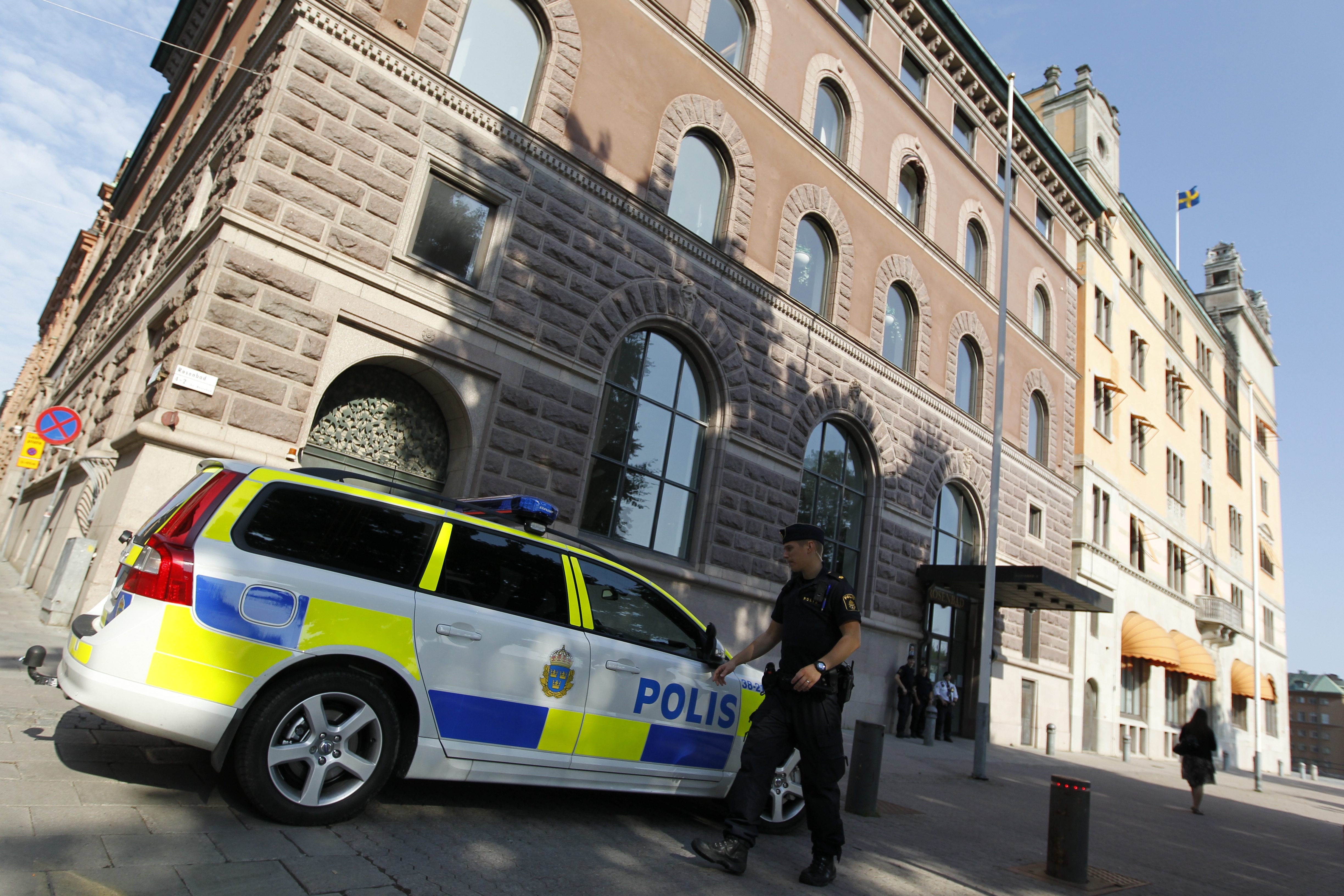 Polisbevakning utanför Rosenbad i Stockholm efter fredagens bombdåd i Norge.