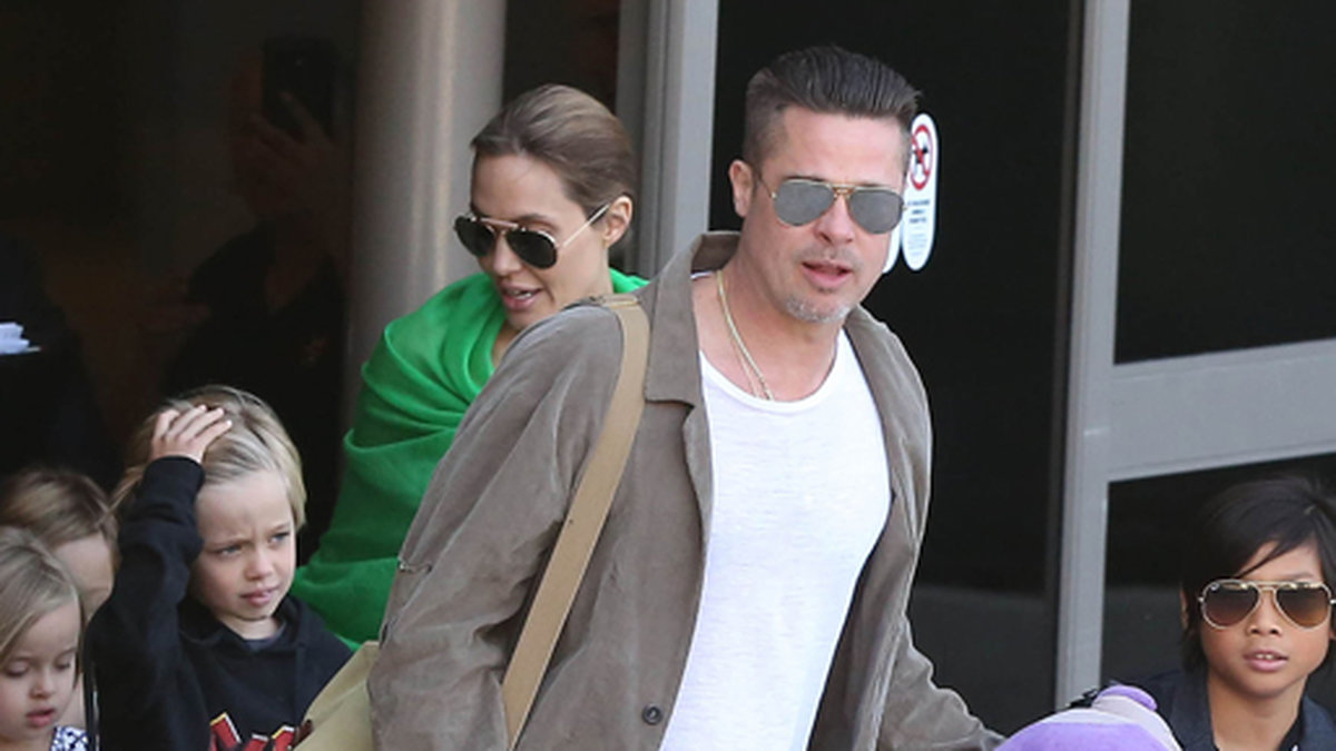 Brad Pitt och Angelina Jolie med sina barn på Los Angeles flygplats.
