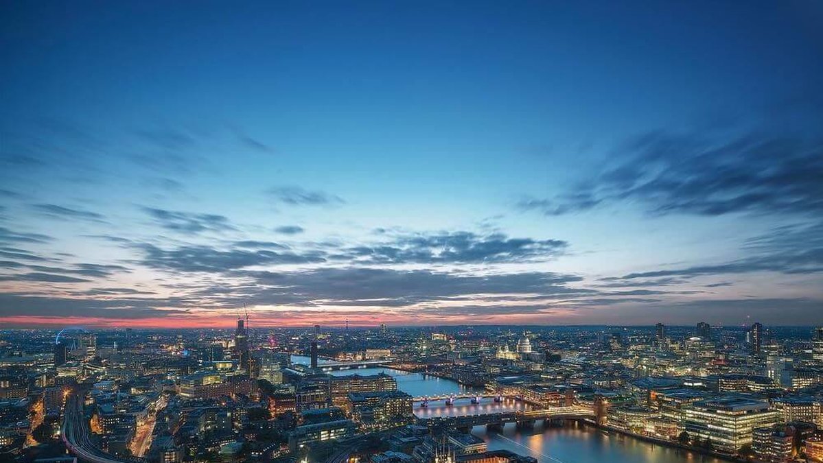 Här kan man blicka ut över Londons takåsar genom panoramafönster.