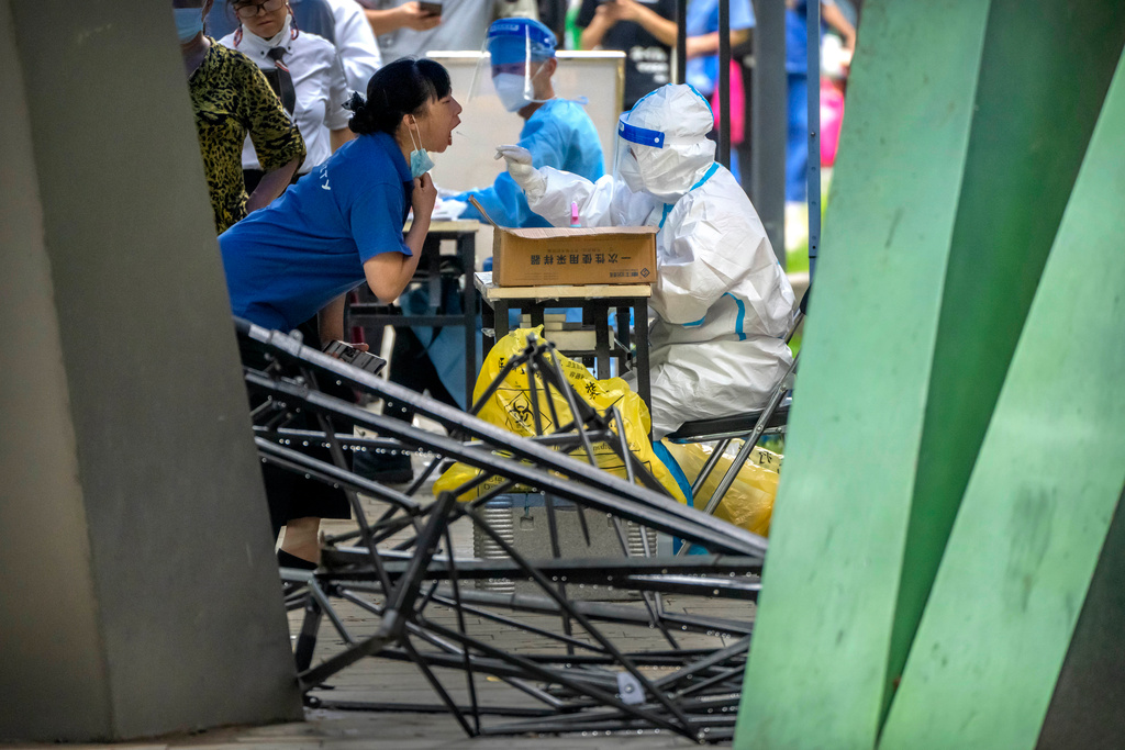 Ett covidtest genomförs på en testplats i Peking.