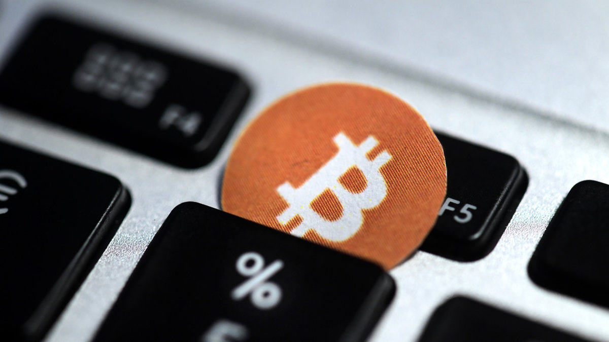 Bitcoin är en digital valuta, skapad 2009, vars huvudsyfte är att möjliggöra betalningar över internet direkt mellan användare utan inblandning av tredje part. Arkivbild.