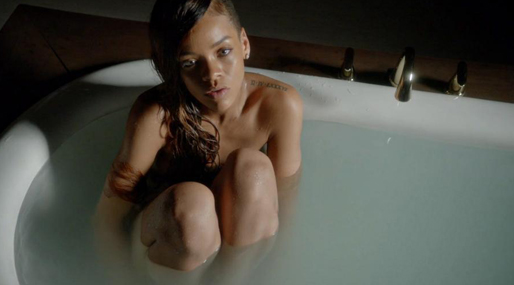 Rihanna badar naken. (Ja, hur skulle man annars bada kan vi ju fråga oss...)