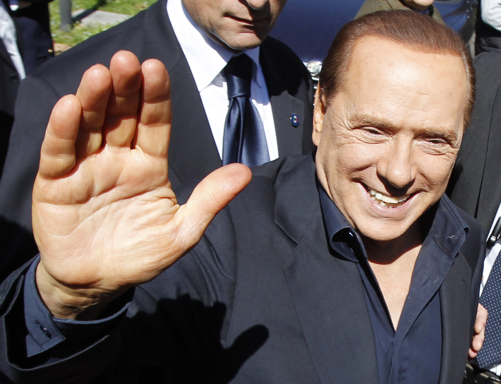 Berlusconi blir kvar i Milan. 