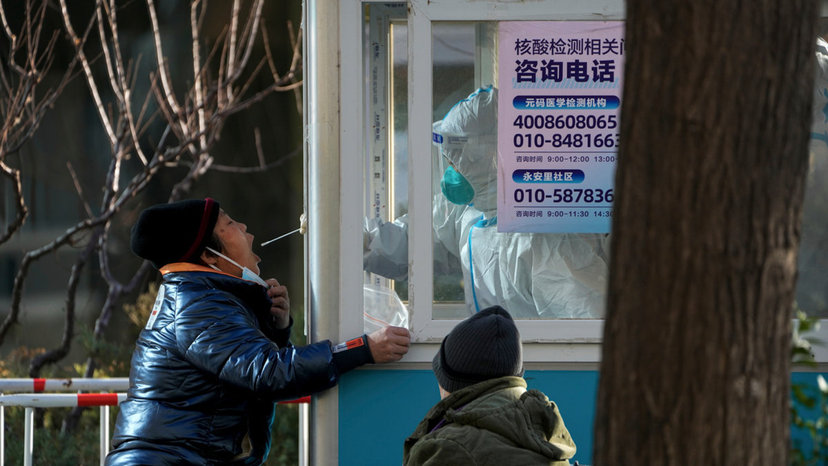 Ett covidtest i huvudstaden Peking i måndags. Arkivbild.