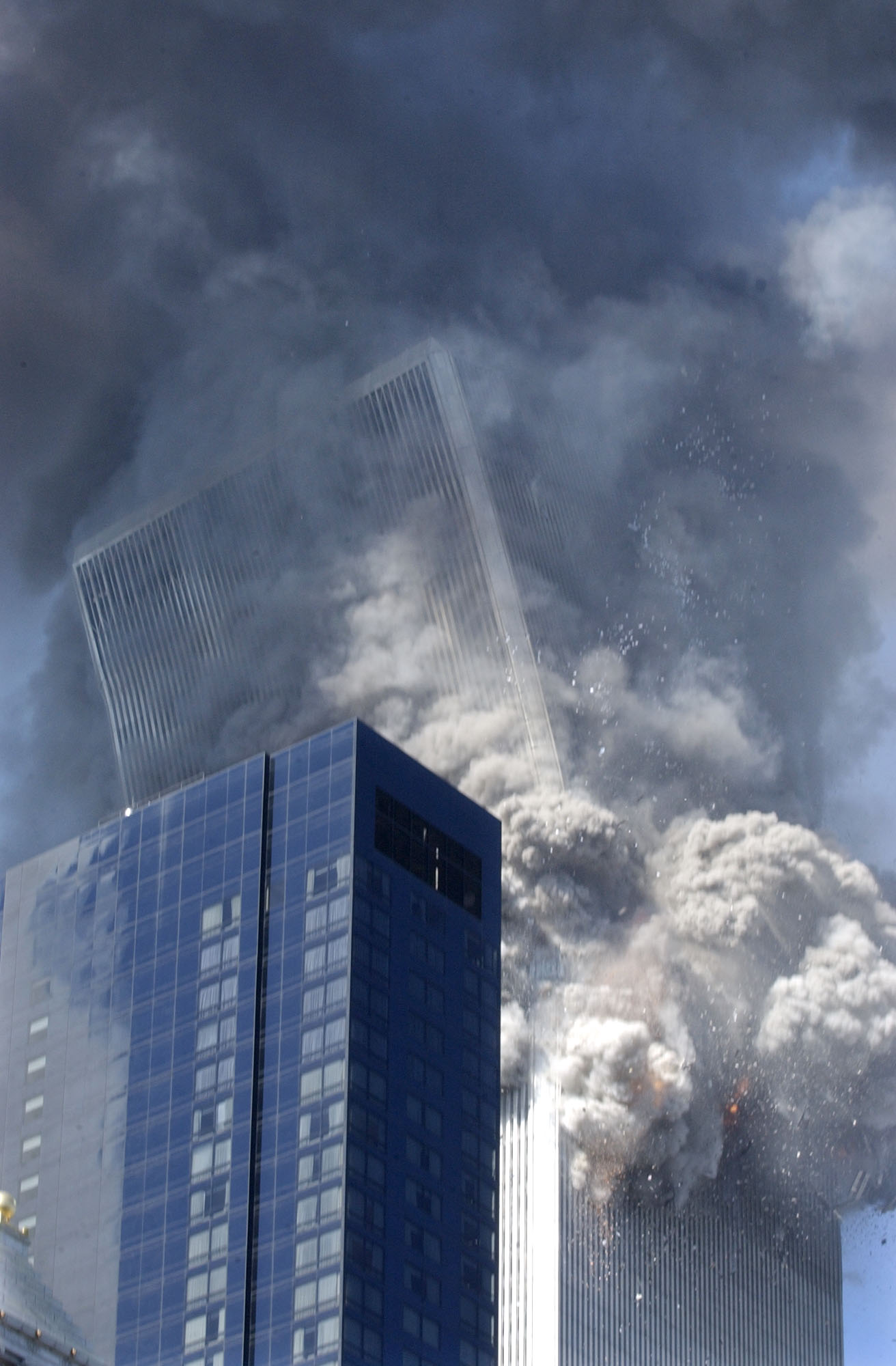 Södra tornet kollapsar efter explosionen orsakat av planet som flög in i byggnaden. 
FOTO: Amy Sancetta / SCANPIX