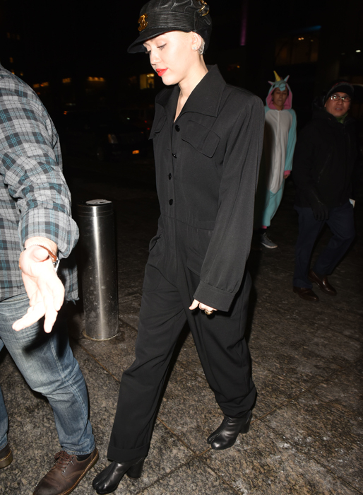 Miley Cyrus lämnar Nobu i New York. Miley Cyrus lämnar Nobu i New York.