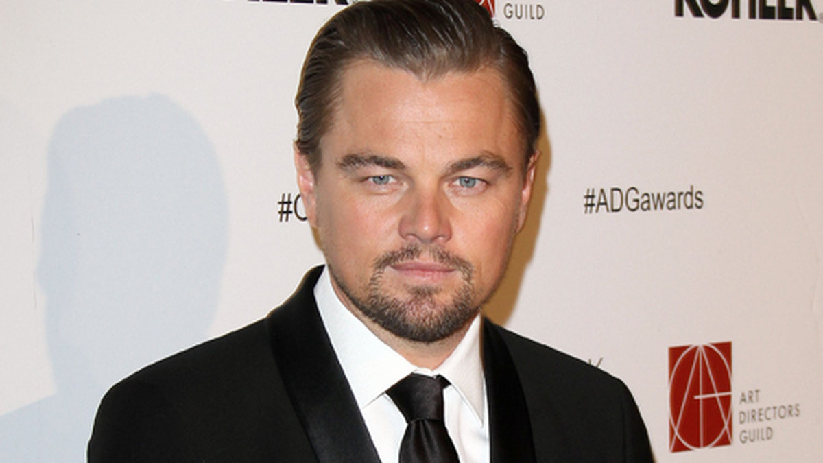 Leonardo DiCaprio ser lite surmulen ut på röda mattan i Beverly Hills. 