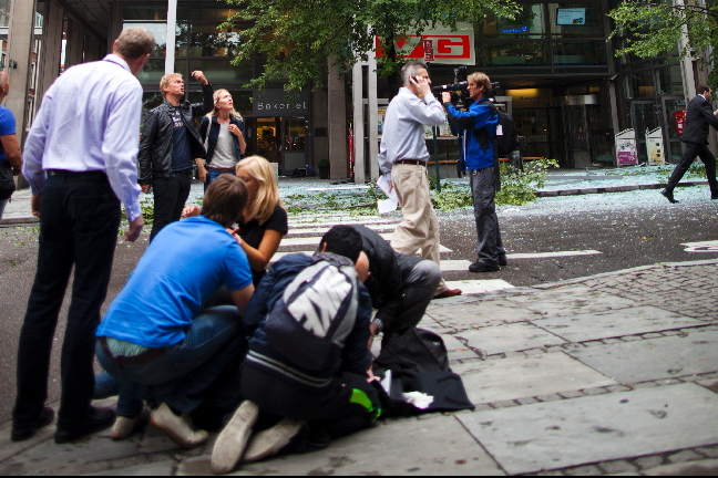 Vittnen har berättat för Nyheter24 att det råder totalt kaos på Oslos gator.