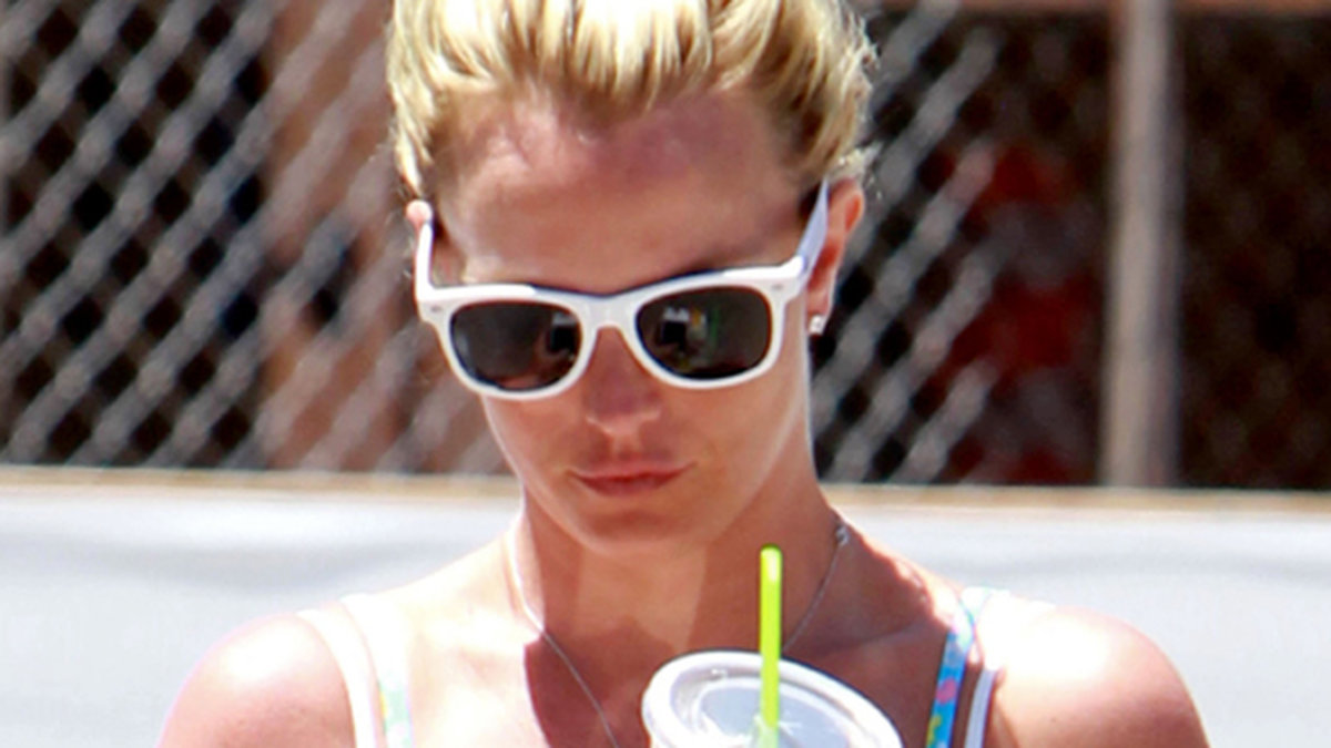 Britney Spears lusläser broschyrer om fettsugning. 