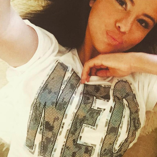 Selena Gomez tar en selfie. Selena Gomez tar en selfie.