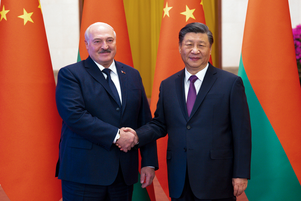 Belarus president Aleksandr Lukasjenko och Kinas Xi Jinping under en ceremoni i Peking den 1 mars.