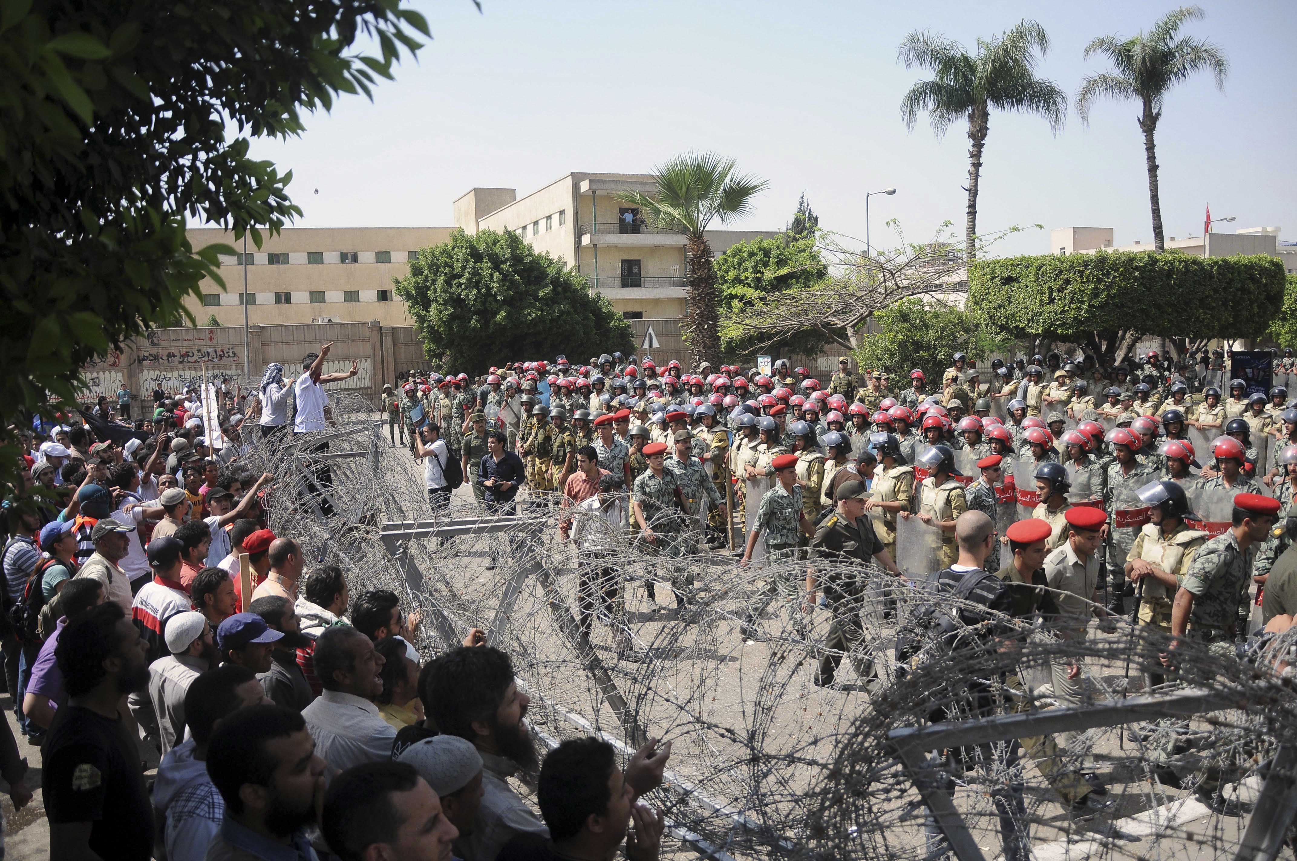 Taggtråd mellan demonstranter och säkerhetsstyrkor efter att elva personer dödades i en demonstration dagen innan.