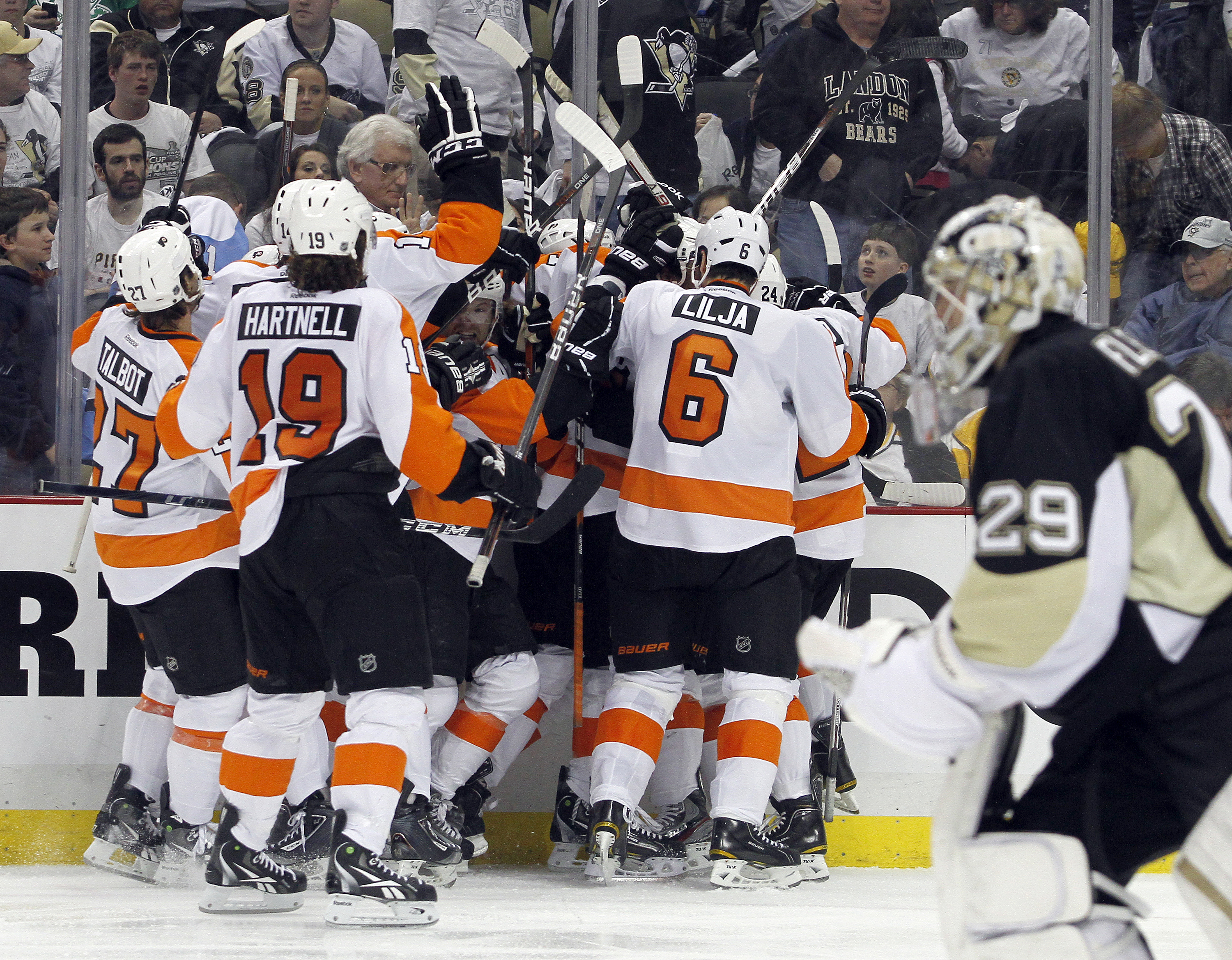 Flyers stod för en stark upphämtning och vände 0-3 till 4-3-seger efter övertidsavgörande. Flyers stod för en stark upphämtning och vände 0-3 till 4-3-seger efter övertidsavgörande.