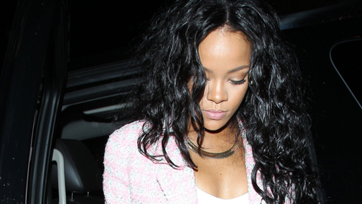 Rihanna anländer till en fest i Hollywood. 