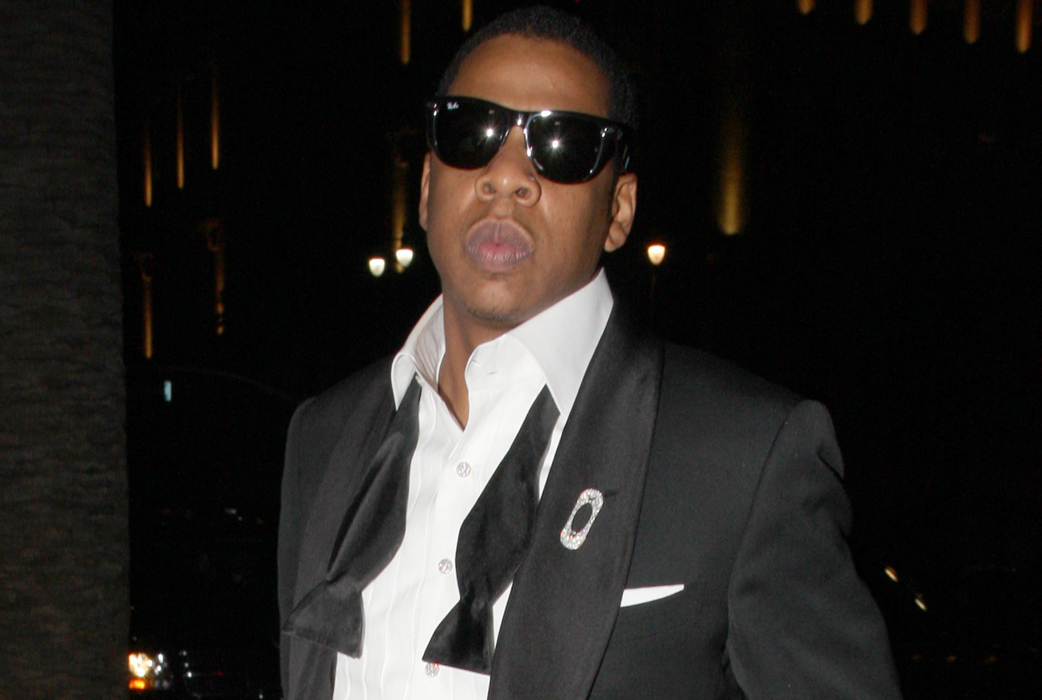 Hiphopstjärnan Jay-Z åker bara lyxbilen Maybach, kräver champagne för 5 000 kronor flaskan och dessutom snaskar han bara i sig jordnötssmör och jelly av "hög kvalitet". Hiphopstjärnan Jay-Z åker bara lyxbilen Maybach, kräver champagne för 5 000 kronor flaskan och dessutom snaskar han bara i sig jordnötssmör och jelly av "hög kvalitet".